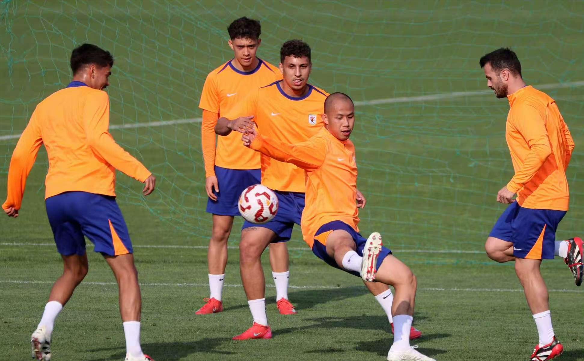 山东男篮训练开放日，集结日强势反弹引欢呼，欧超杯在即，阵容厚度经受考验